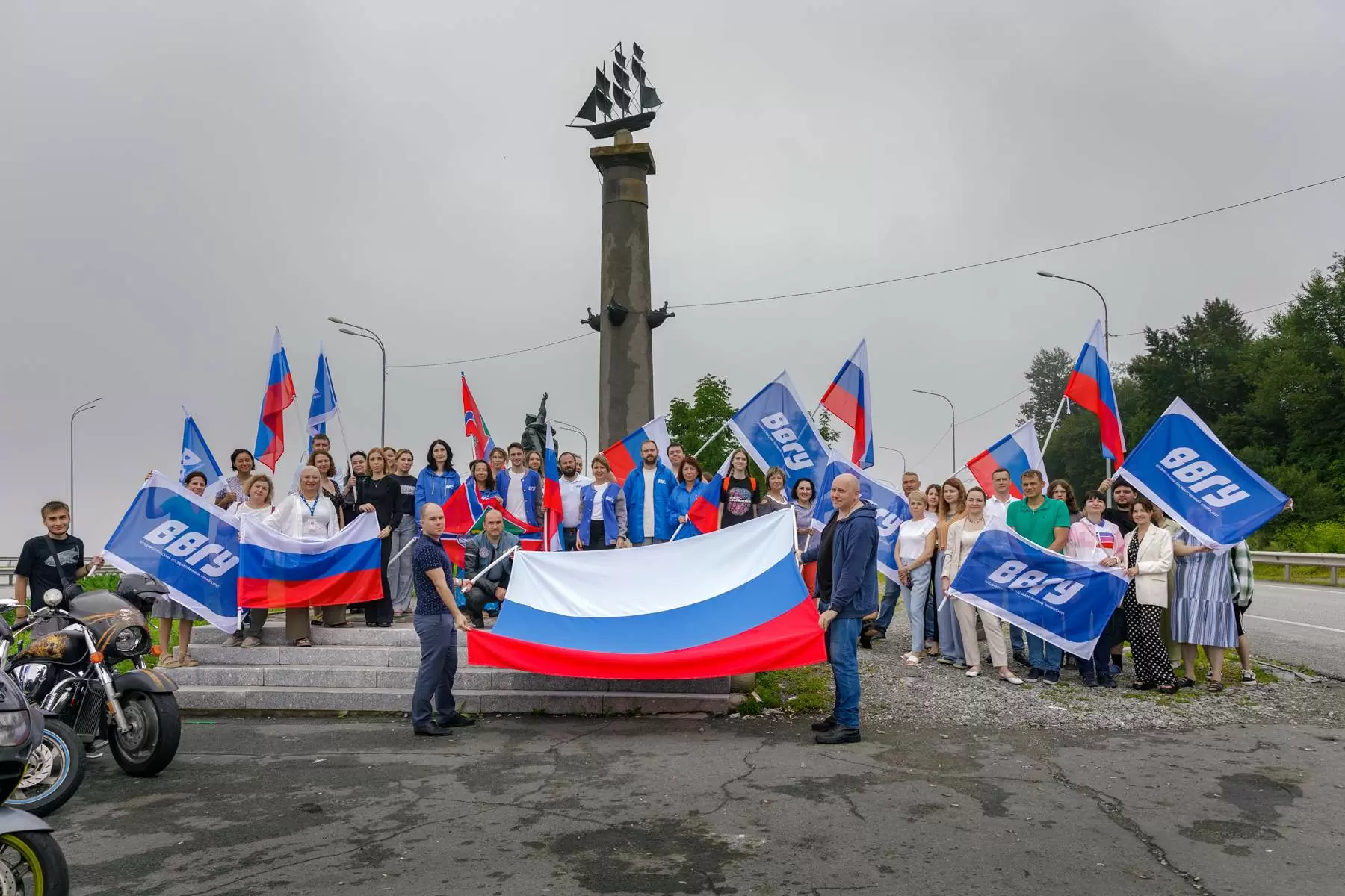 ВВГУ организовал мото- автопробег в честь Дня Государственного флага России